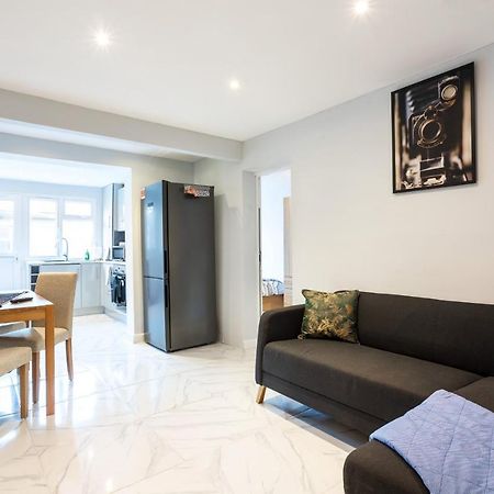 Amazing 3 Bedroom, 2 Bathroom, Ground Floor Flat With Garden, Near Train Station And Bus Stop London Kültér fotó
