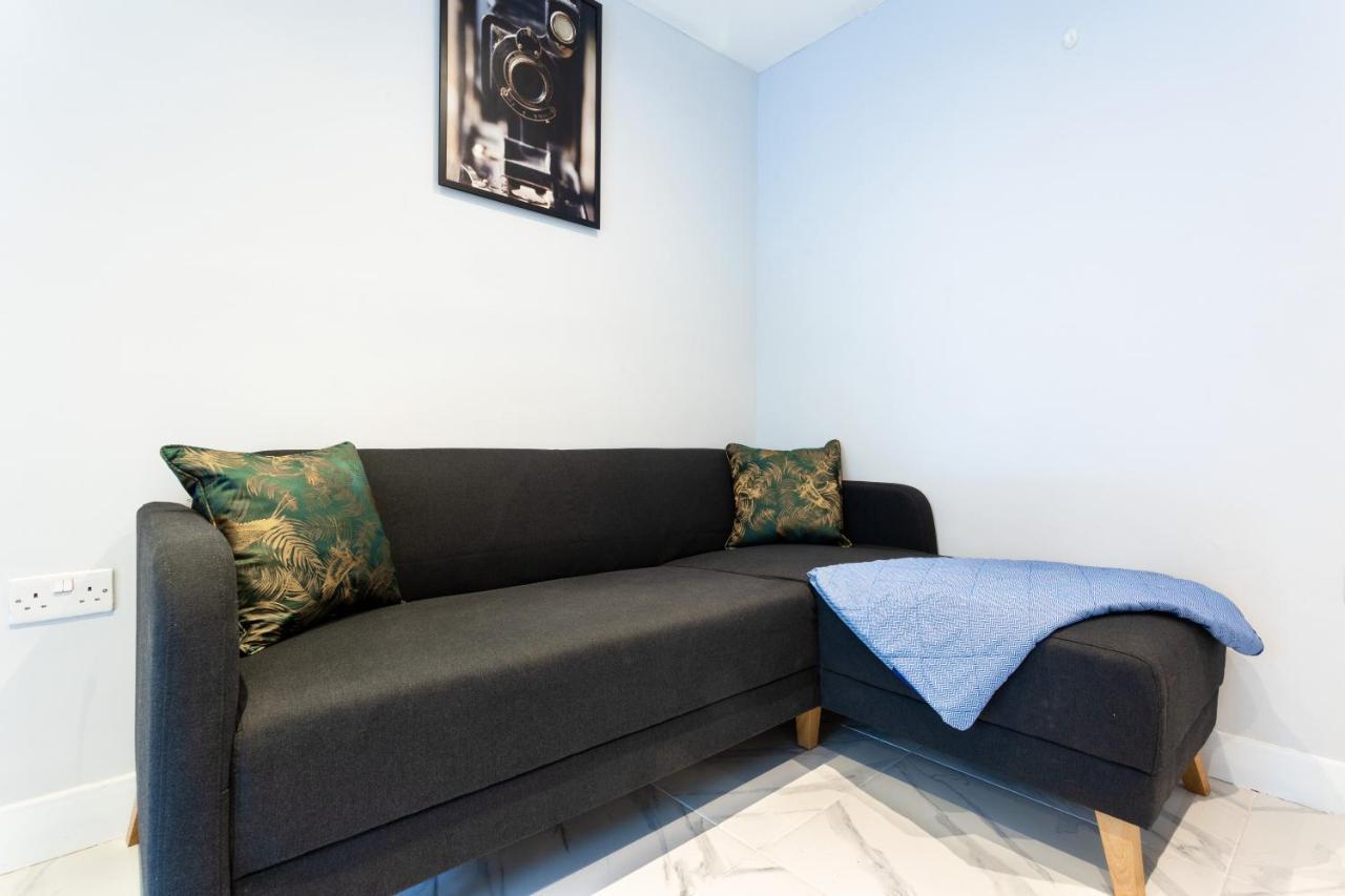 Amazing 3 Bedroom, 2 Bathroom, Ground Floor Flat With Garden, Near Train Station And Bus Stop London Kültér fotó