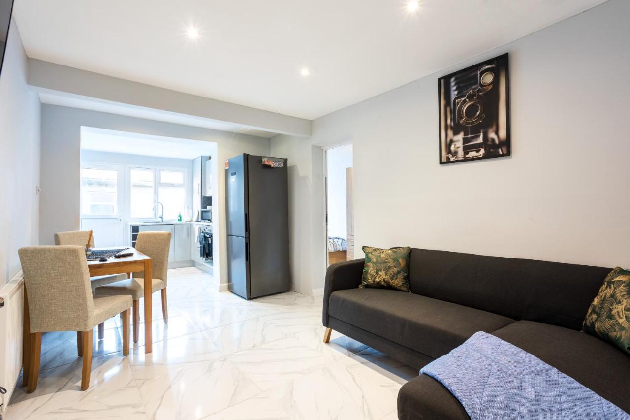 Amazing 3 Bedroom, 2 Bathroom, Ground Floor Flat With Garden, Near Train Station And Bus Stop London Kültér fotó