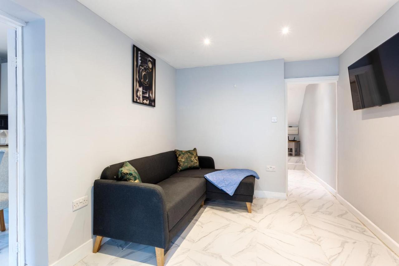 Amazing 3 Bedroom, 2 Bathroom, Ground Floor Flat With Garden, Near Train Station And Bus Stop London Kültér fotó